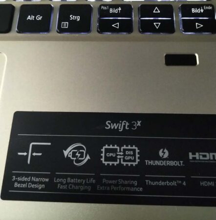 Zu sehen ist ein Laptop. Im oberen Bildbereich ist ein Stück deutscher Tastatur zu sehen, darunter ein schwarzer Fingerabdruckscanner.