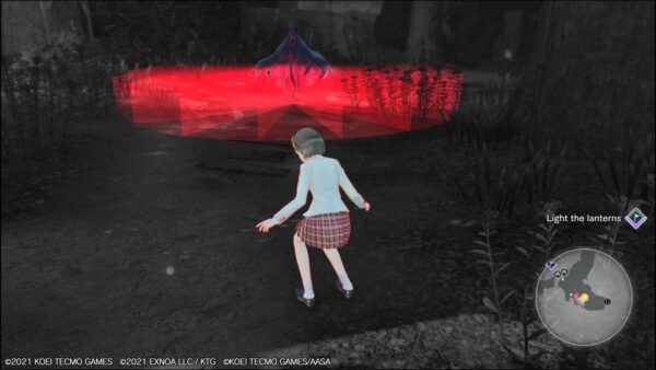 Ein Mädchen in weißer Schuluniform steht in einem dunkelgrauen Bereich. Im Hintergrund ist ein roter Lichtkegel zu sehen.