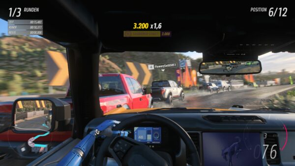 Die Cockpitansicht in Forza Horizon 5 in einem Rennen. 