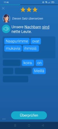 Eine Übung in der Mondly App. Der Satz "Unsere Nachbarn sind nette Leute" soll ins Finnische übersetzt werden.