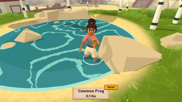 Zu sehen ist ein Mädchen mit schwarzen Haaren, das in einem Teich steht und einen Frosch in die Kamera hält.