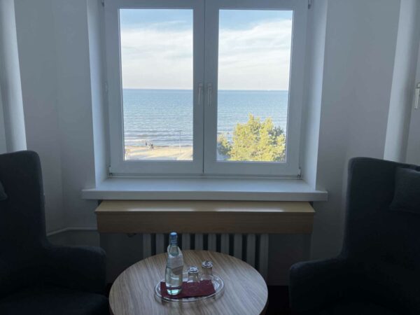 Blick in den Turm des Turmzimmers und direkter Blick auf die Ostsee.