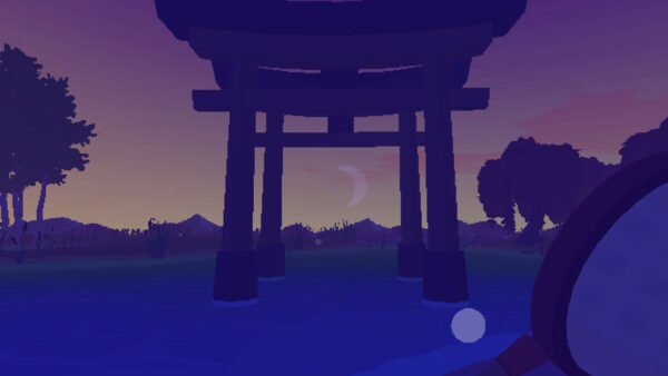 Hinter einem japanischen Tempelgang geht der Mond auf. Der Himmel ist noch in den Farben der Dämmerung zu sehen.