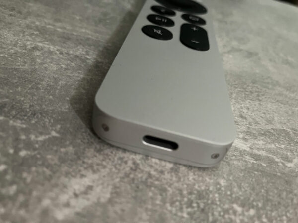 USB-C Anschluss der Siri Remote des Apple TV 4K 2022.