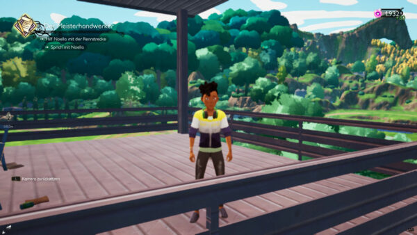 Auf einer Aussichtsplattform, um die Spielfigur herum viel Grün und Berge.