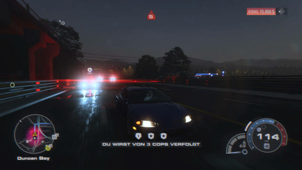 Screenshot mit Sicht nach hinten: Fahrzeug wird von drei Polizeifahrzeugen verfolgt.